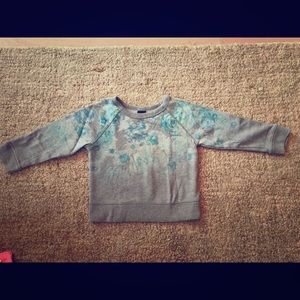 Gap sweatshirt in great with blue roses